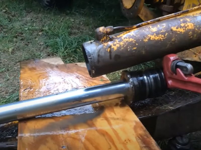 Як видалити гідравлічний циліндр з екскаватора